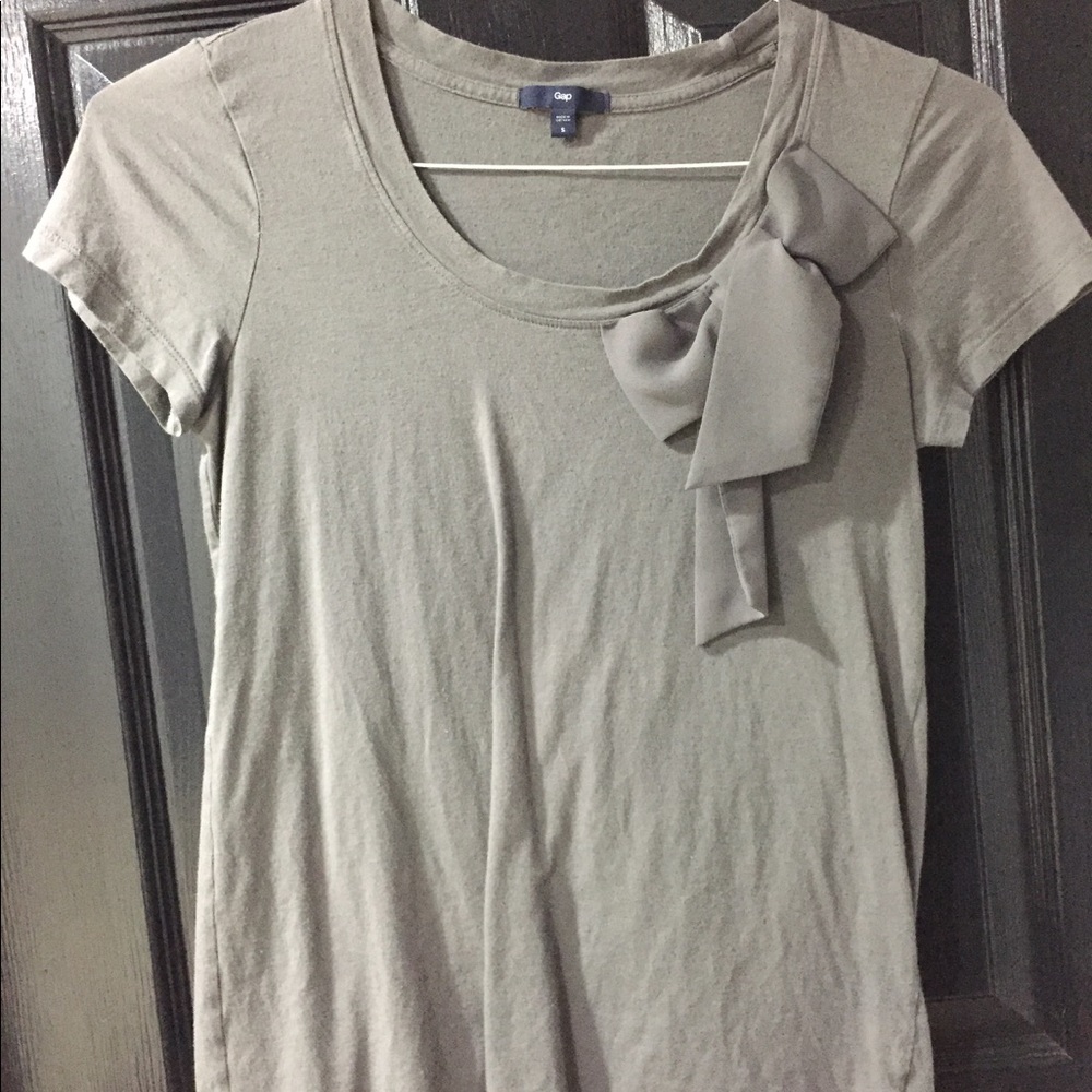 Gray t-shirt with bow